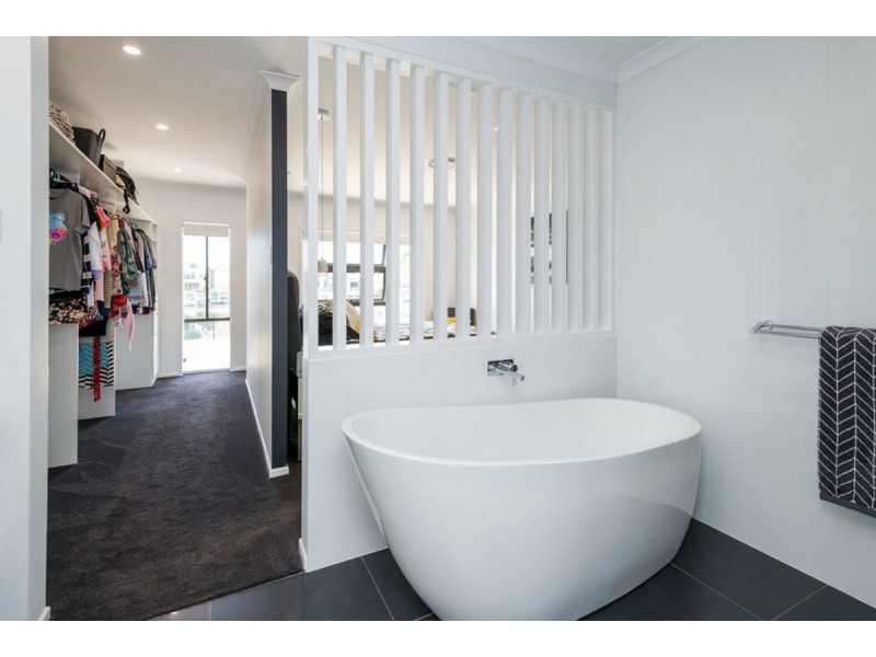 18 North View Street, Hope Island QLD 4212