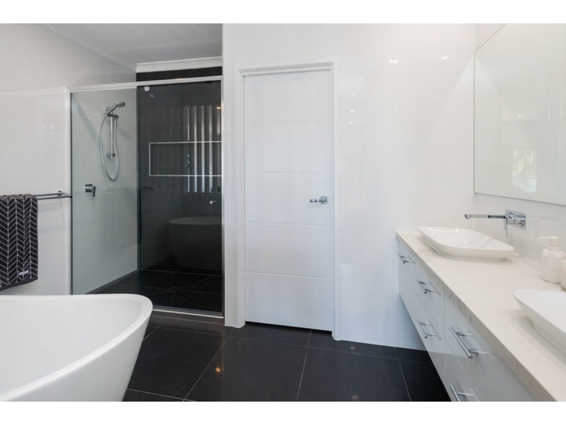 18 North View Street, Hope Island QLD 4212