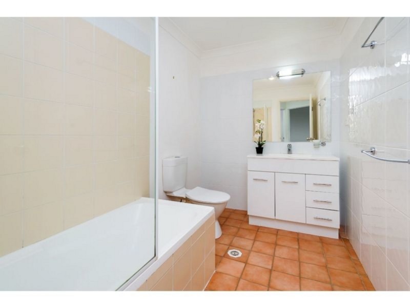 2/25 Crystal Reef Drive, Coombabah QLD 4216