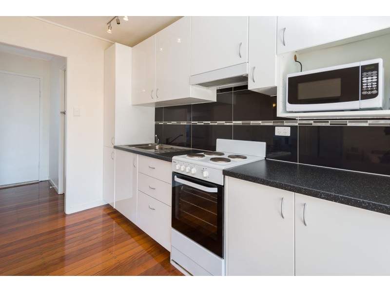 4/9 Middle Street, Labrador QLD 4215