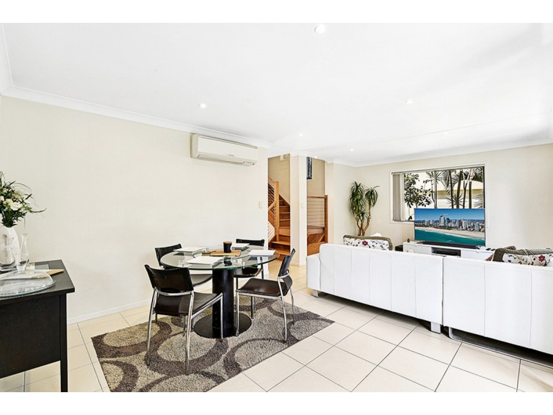 2/100 Imperial Parade, Labrador QLD 4215