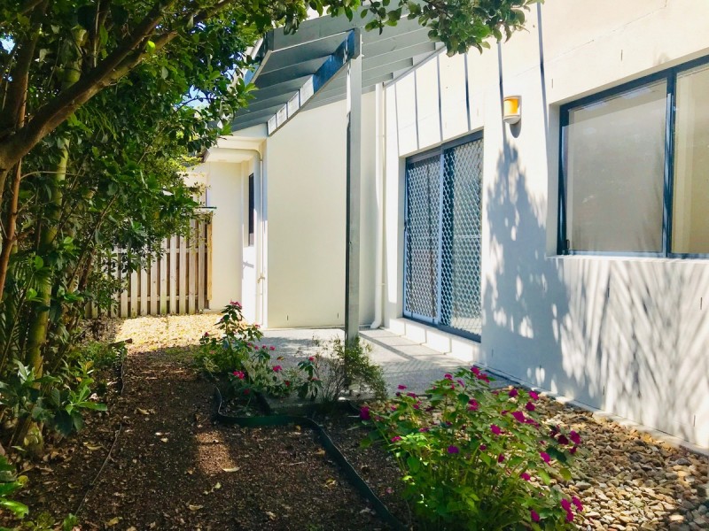 2/100 Imperial Parade, Labrador QLD 4215