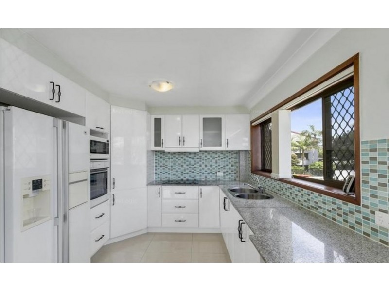 2/228 Marine Parade, Labrador QLD 4215