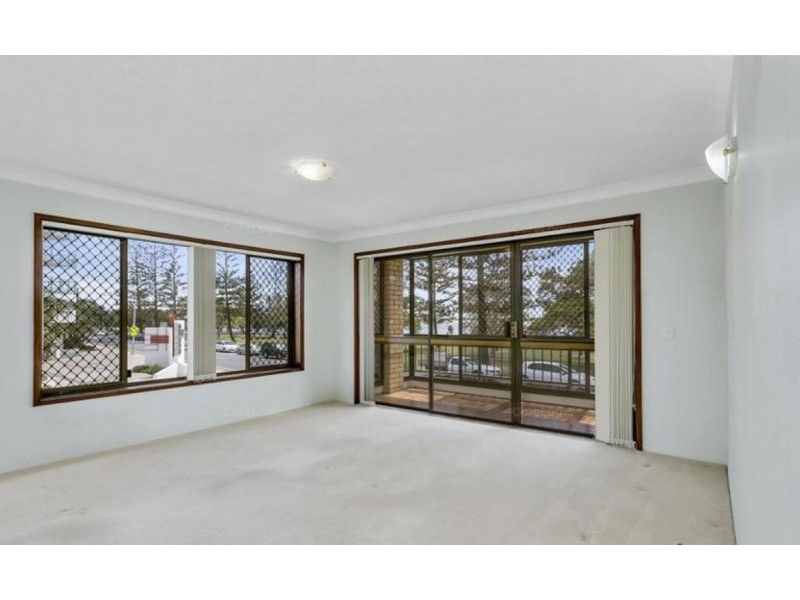 2/228 Marine Parade, Labrador QLD 4215