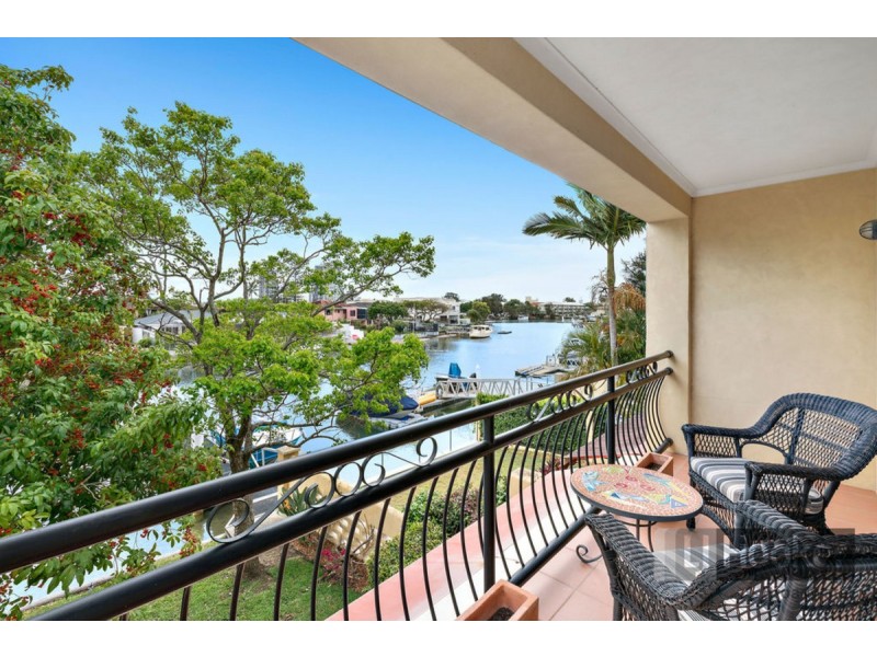 1/11 Vaggelas Crescent, Biggera Waters QLD 4216