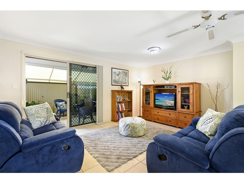 2/11 Wynflo Street, Labrador QLD 4215