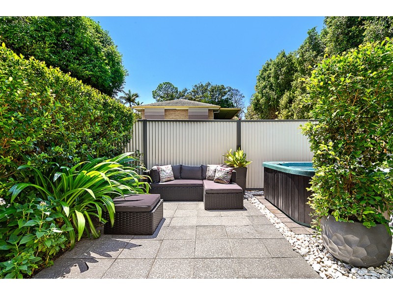 2/11 Wynflo Street, Labrador QLD 4215