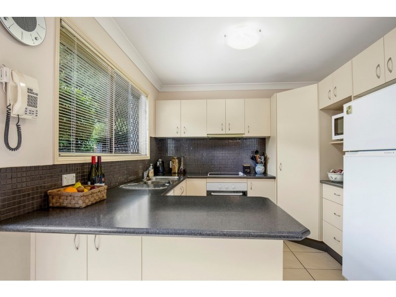 2/11 Wynflo Street, Labrador QLD 4215