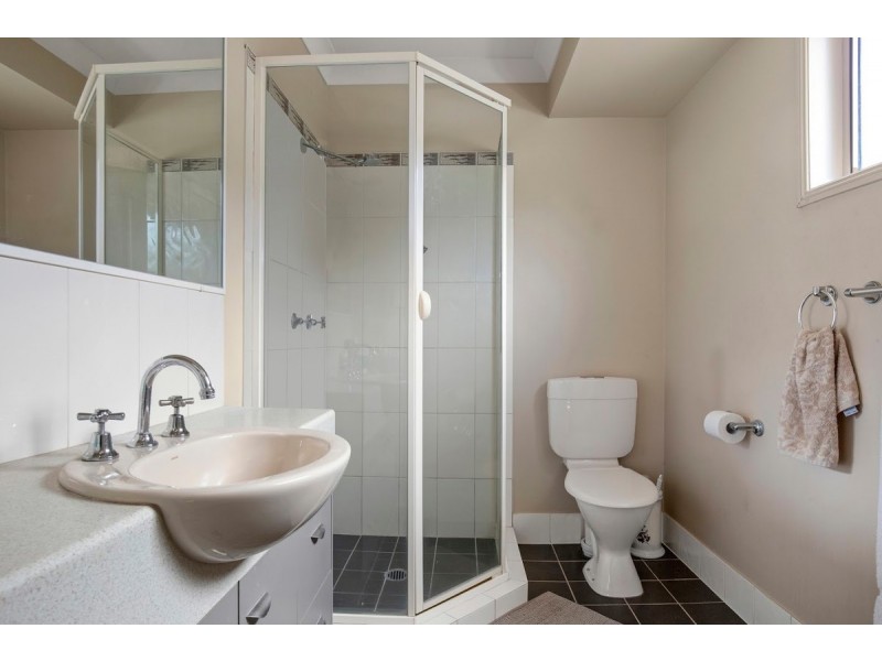 2/11 Wynflo Street, Labrador QLD 4215