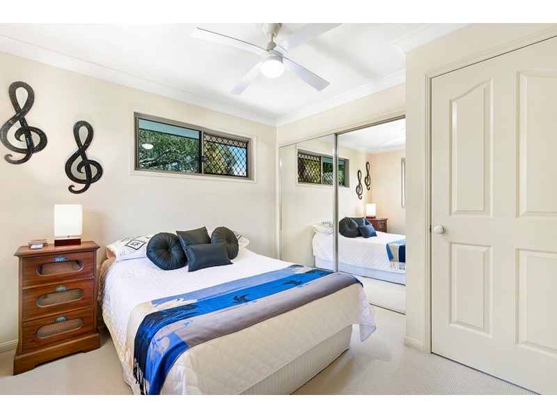 2/11 Wynflo Street, Labrador QLD 4215