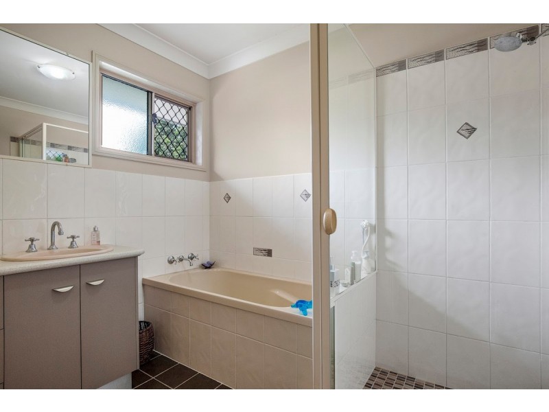 2/11 Wynflo Street, Labrador QLD 4215