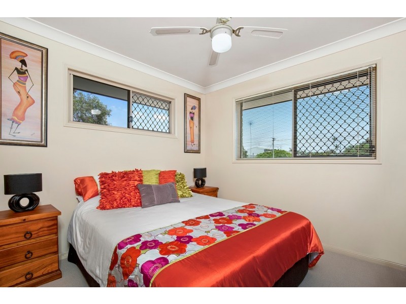 2/11 Wynflo Street, Labrador QLD 4215
