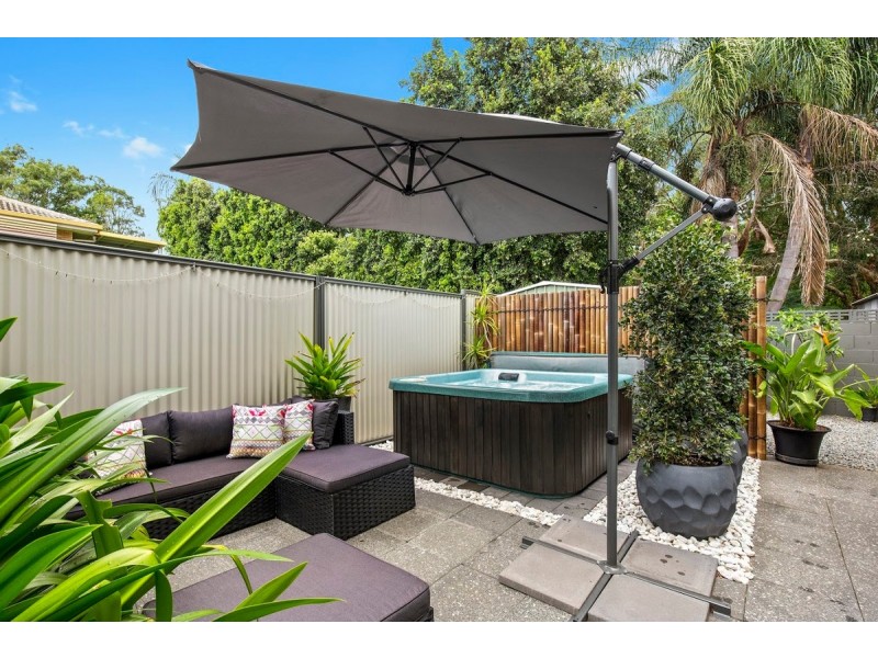 2/11 Wynflo Street, Labrador QLD 4215