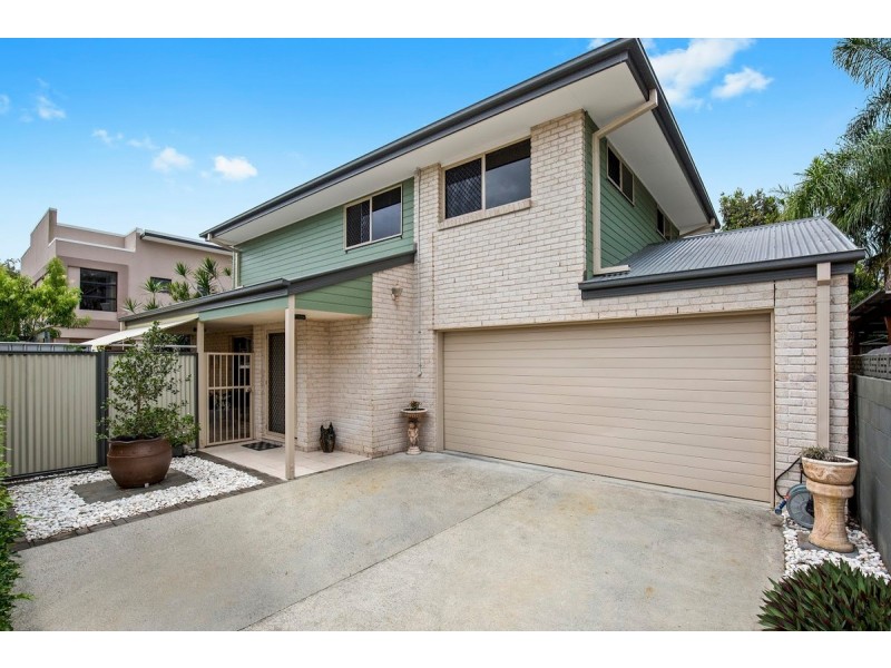 2/11 Wynflo Street, Labrador QLD 4215