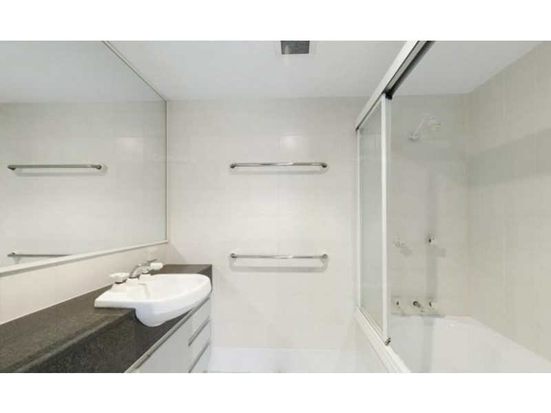 5/200-204 Marine Parade, Labrador QLD 4215