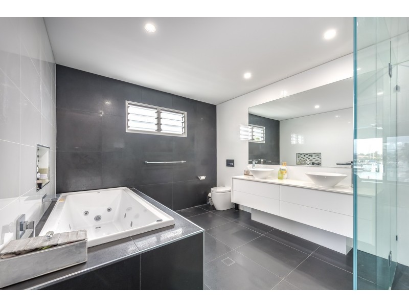 30 Lindsay Parade, Paradise Point QLD 4216