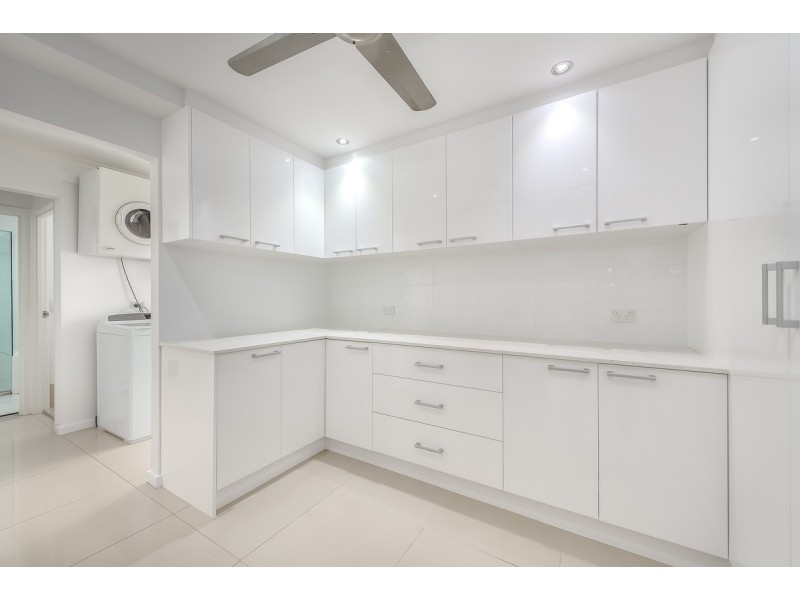 30 Lindsay Parade, Paradise Point QLD 4216