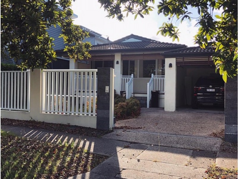 26 Vernon Avenue, Labrador QLD 4215