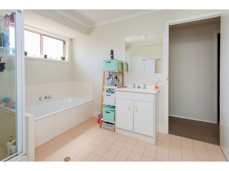 40 Cumberland Drive, Varsity Lakes QLD 4227