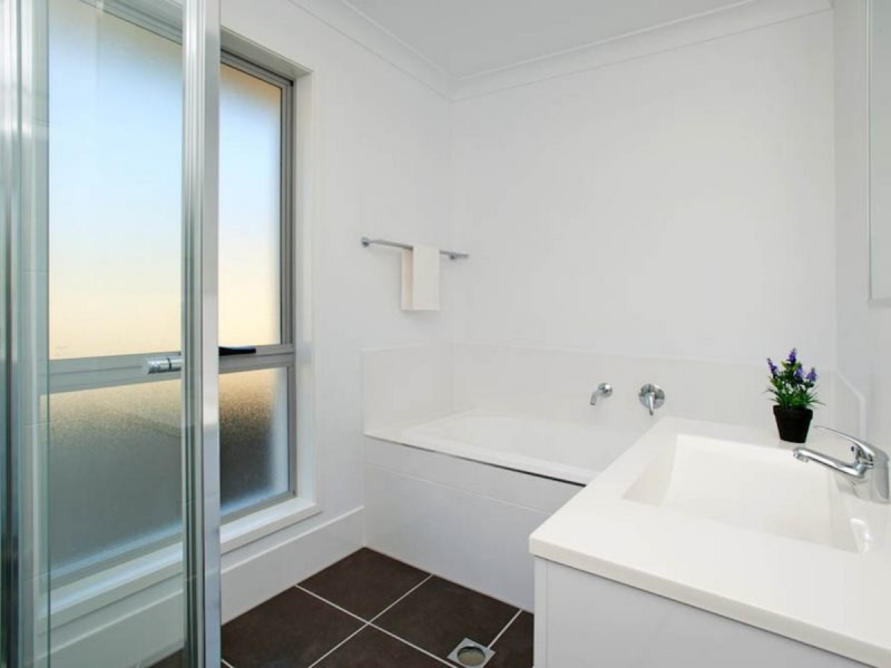 33 Flame Trees Crescent, Maudsland QLD 4210