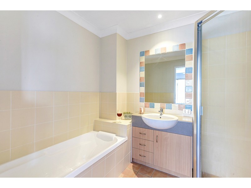 2/25 Ferguson Avenue, Labrador QLD 4215