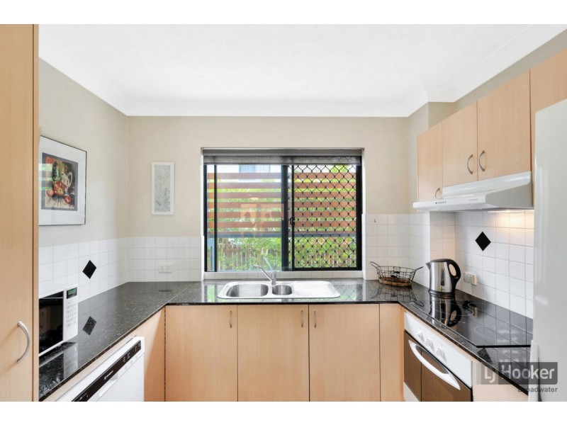 2/31 Middle Street, Labrador QLD 4215