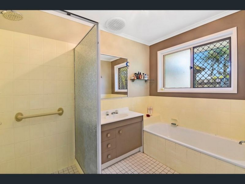 2/158 Kumbari Avenue, Labrador QLD 4215
