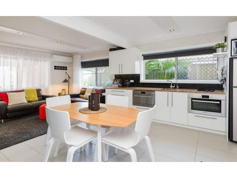 1/8 Labrador, Labrador QLD 4215