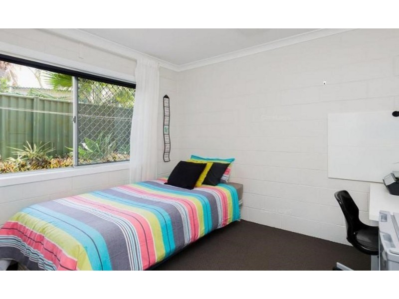 1/8 Labrador, Labrador QLD 4215