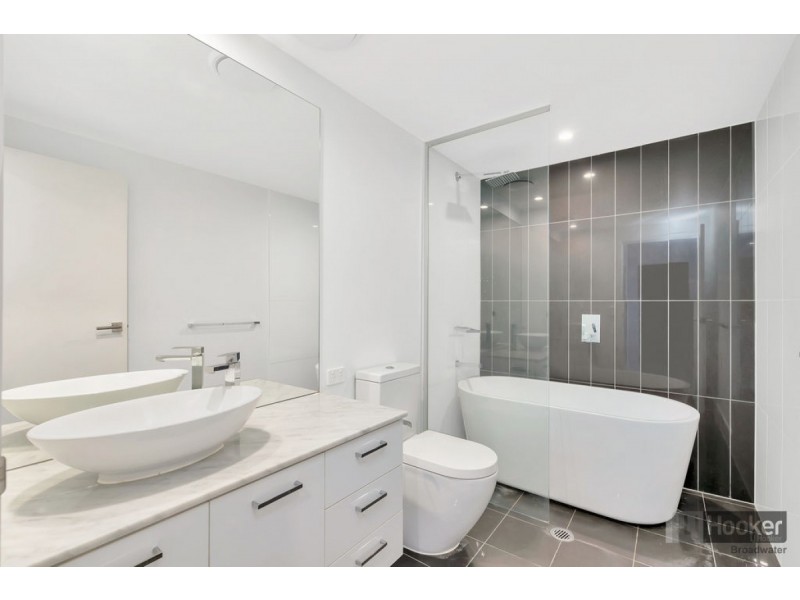 11104/5 Harbour Side Court, Biggera Waters QLD 4216