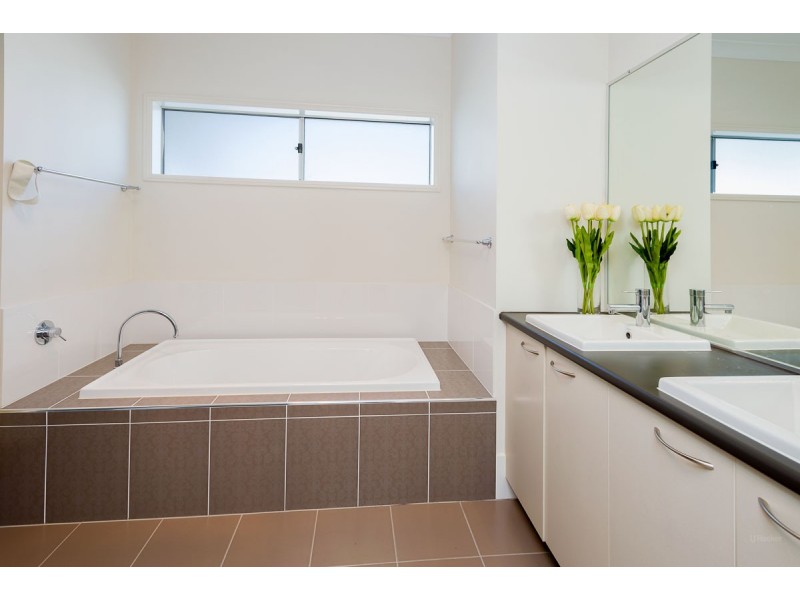 25 Harbourvue Court, Helensvale QLD 4212