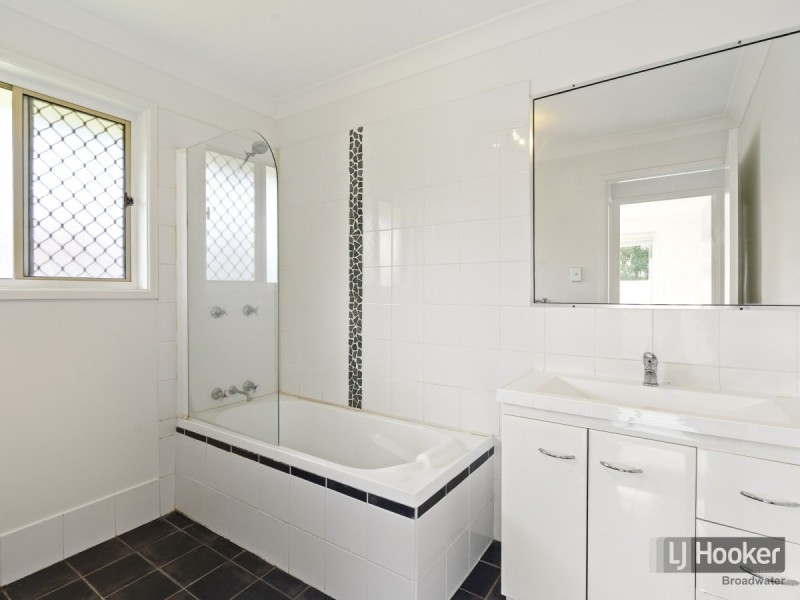 2/130 Kumbari Avenue, Labrador QLD 4215