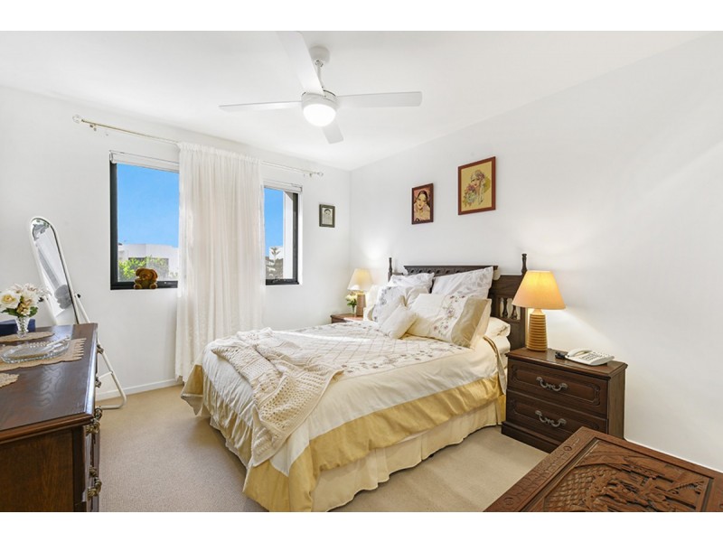 16 Sorrento Street, Hope Island QLD 4212