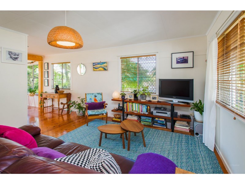 35 Deakin Avenue, Southport QLD 4215