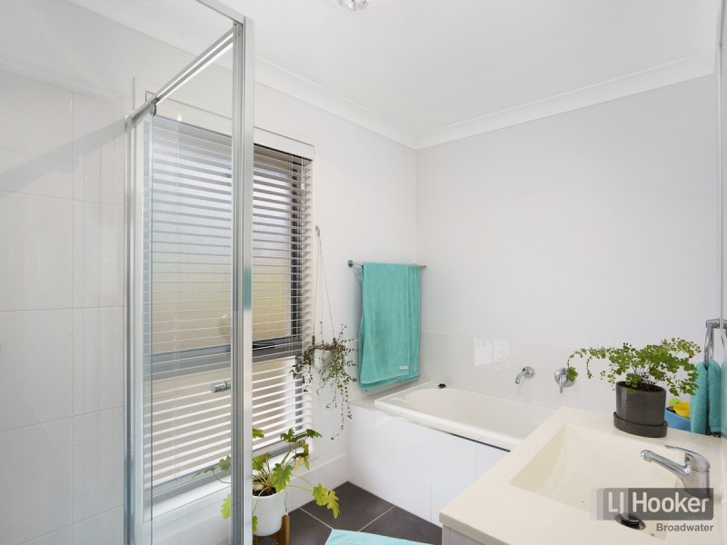 33 Flame Trees Crescent, Maudsland QLD 4210
