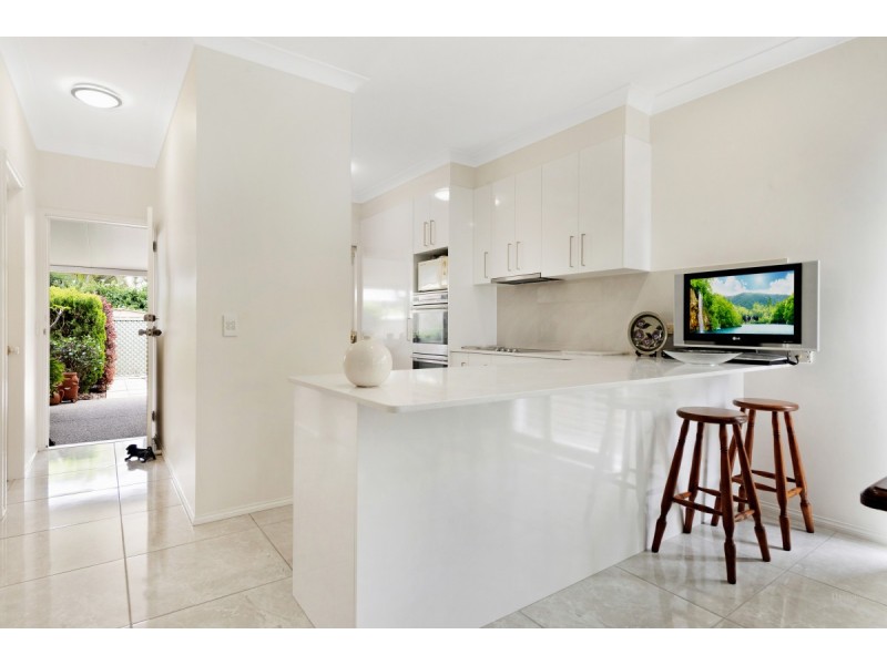 2/8 Rosalind Avenue, Paradise Point QLD 4216