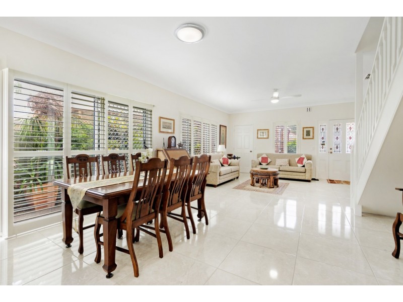 2/8 Rosalind Avenue, Paradise Point QLD 4216