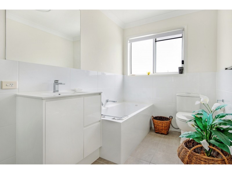 2/8 Rosalind Avenue, Paradise Point QLD 4216