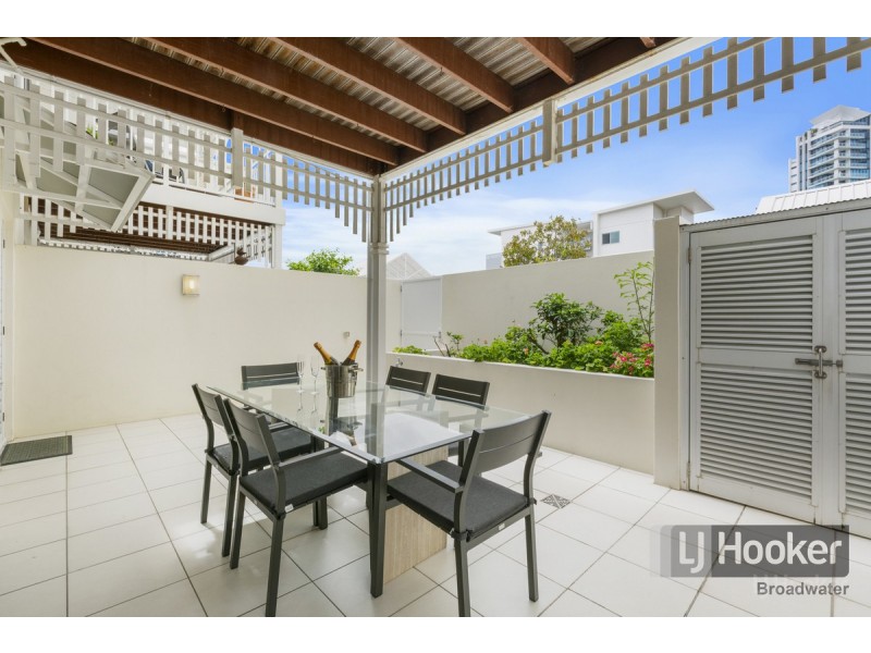 1/212-214 Marine Parade, Labrador QLD 4215