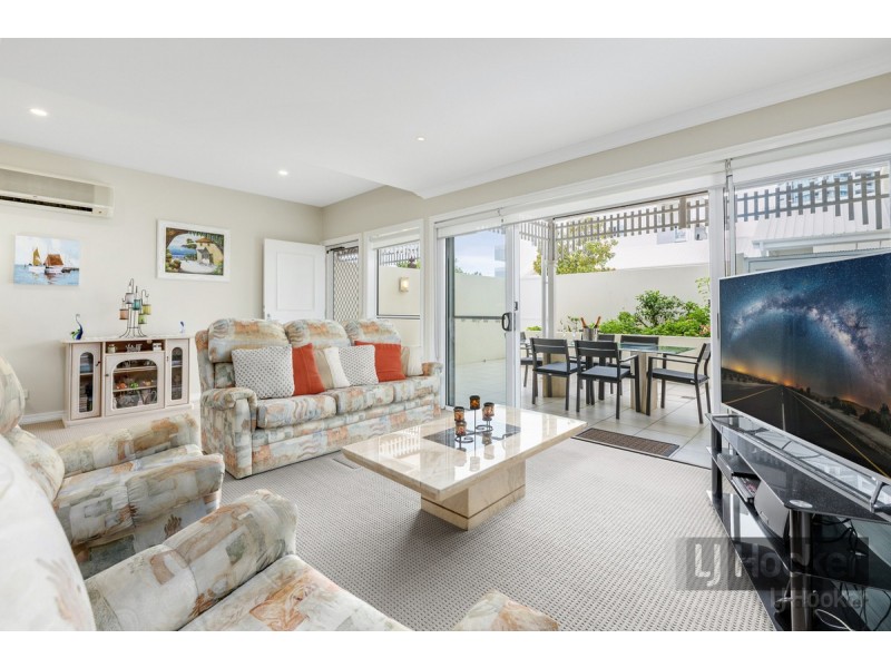 1/212-214 Marine Parade, Labrador QLD 4215