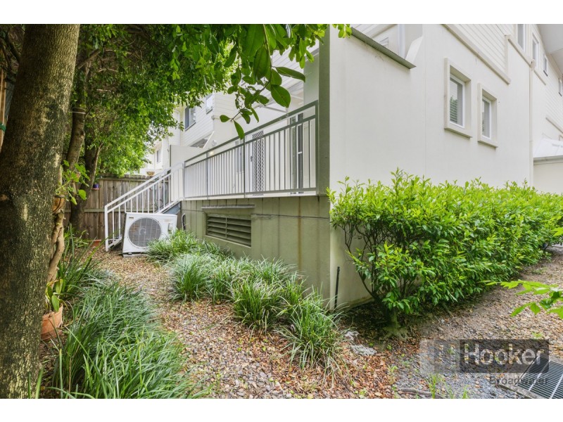 1/212-214 Marine Parade, Labrador QLD 4215