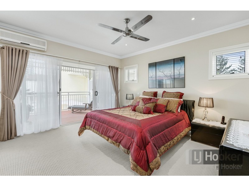 1/212-214 Marine Parade, Labrador QLD 4215