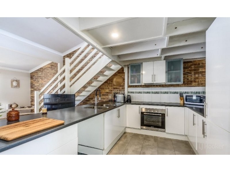 8/71 Olsen Avenue, Labrador QLD 4215