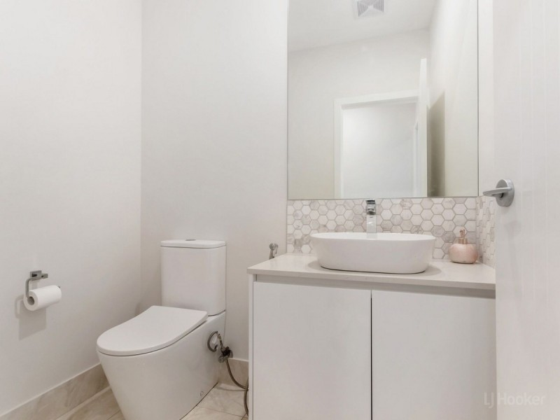 20 Third Avenue, Labrador QLD 4215