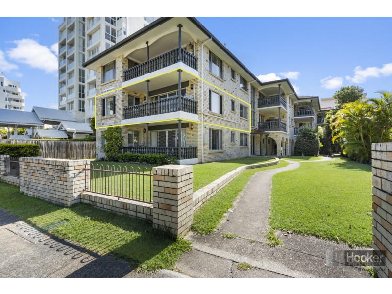 2/216 Marine Parade, Labrador QLD 4215