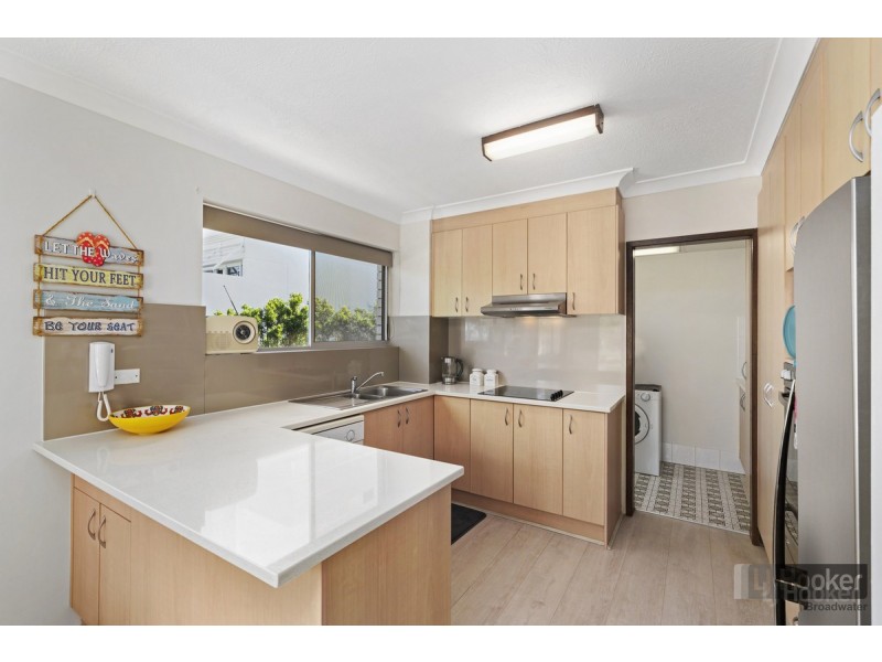 2/216 Marine Parade, Labrador QLD 4215