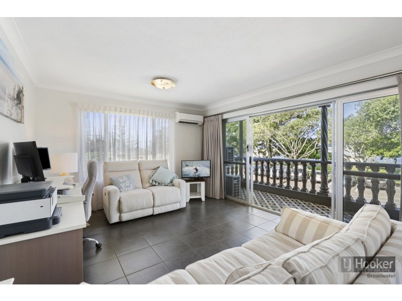 2/216 Marine Parade, Labrador QLD 4215