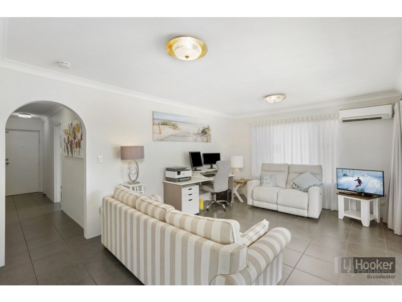 2/216 Marine Parade, Labrador QLD 4215