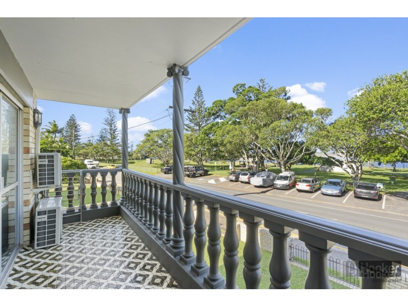 2/216 Marine Parade, Labrador QLD 4215