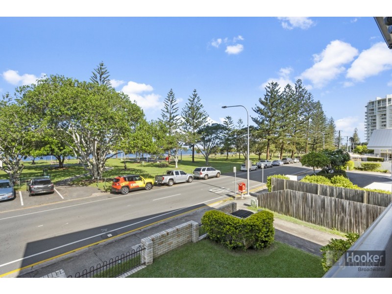 2/216 Marine Parade, Labrador QLD 4215